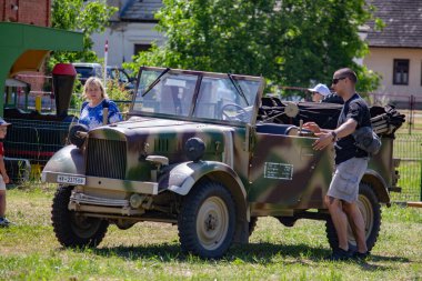 İkinci Dünya Savaşı 'nın yeniden inşası. Alman ve Sovyet ordusundaki askeri üniformalı insanlar.