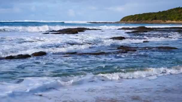 Dalgalar Kayalık Kıyılarda Kırılıyor — Stok video