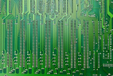 Bakır kablo bağlantısı görünür olan elektronik devre kartı