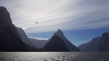 Doğal uçuşlar yaparken bir helikopter ile güzel bir gün, Milford ses, Yeni Zelanda