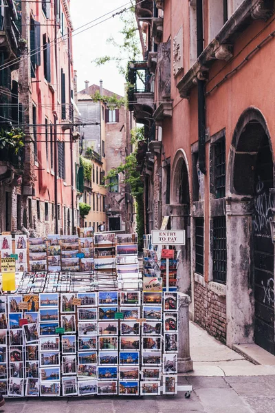 Venecia Italia Mayo 2018 Una Tienda Llena Postales Una Pequeña — Foto de Stock
