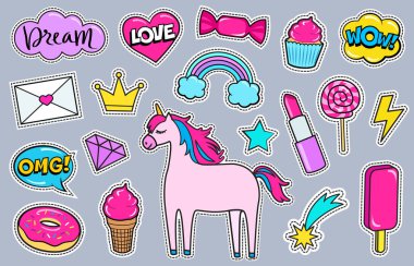 Modern, sevimli, renkli yama seti. Tek boynuzlu at, ruj, taç, elmas, aşk mektubu, gökkuşağı, kalp, çörek, kek, karikatür baloncukları vs. Çizgi film 80 'ler-90' lar tarzı. Vektör illüstrasyonu