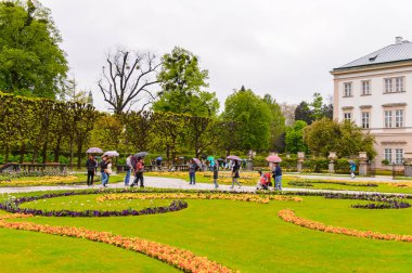 Salzburg, Avusturya - 1 Mayıs 2016: Salzburg, Avusturya'da bahçe. Avusturya'nın dördüncü büyük şehridir.
