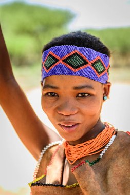 East Of Windhoek, Namibya - 3 Ocak 2016: Tanımlanamayan bushman güzel kız. Bushman halkı Güney Afrika'nın çeşitli yerli avcı-toplayıcı insanlarının üyeleridir.