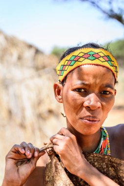 East Of Windhoek, Namibya - 3 Ocak 2016: Tanımlanamayan bushman kadın. Bushman halkı Güney Afrika'nın çeşitli yerli avcı-toplayıcı insanlarının üyeleridir.