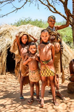 East Of Windhoek, Namibya - 3 Ocak 2016: Tanımlanamayan bushman ailesi. Bushman halkı Güney Afrika'nın yerli avcı-toplayıcı insanlarının üyeleridir.