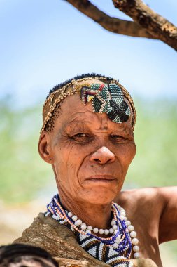 East Of Windhoek, Namibya - 3 Ocak 2016: Tanımlanamayan bushman kadın. Bushman halkı Güney Afrika'nın çeşitli yerli avcı-toplayıcı insanlarının üyeleridir.