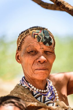 East Of Windhoek, Namibya - 3 Ocak 2016: Tanımlanamayan bushman kadın. Bushman halkı Güney Afrika'nın çeşitli yerli avcı-toplayıcı insanlarının üyeleridir.