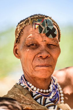 East Of Windhoek, Namibya - 3 Ocak 2016: Tanımlanamayan bushman kadın. Bushman halkı Güney Afrika'nın çeşitli yerli avcı-toplayıcı insanlarının üyeleridir.