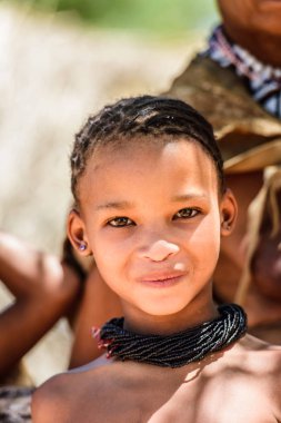 East Of Windhoek, Namibya - 3 Ocak 2016: Tanımlanamayan bushman güzel kız. Bushman halkı Güney Afrika'nın çeşitli yerli avcı-toplayıcı insanlarının üyeleridir.