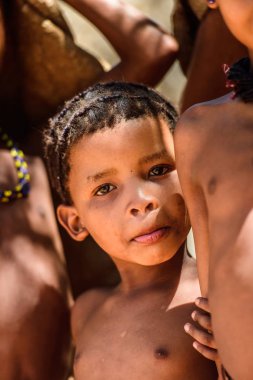 East Of Windhoek, Namibya - 3 Ocak 2016: Tanımlanamayan bushman çocuk. Bushman halkı Güney Afrika'nın çeşitli yerli avcı-toplayıcı insanlarının üyeleridir.