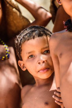 East Of Windhoek, Namibya - 3 Ocak 2016: Tanımlanamayan bushman çocuk. Bushman halkı Güney Afrika'nın çeşitli yerli avcı-toplayıcı insanlarının üyeleridir.