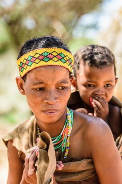 East Of Windhoek, Namibya - 3 Ocak 2016: Tanımlanamayan bushman kadın. Bushman halkı Güney Afrika'nın çeşitli yerli avcı-toplayıcı insanlarının üyeleridir.