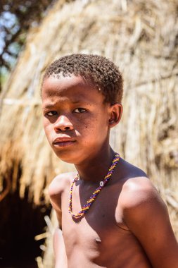 East Of Windhoek, Namibya - 3 Ocak 2016: Tanımlanamayan bushman küçük çocuk. Bushman halkı Güney Afrika'nın çeşitli yerli avcı-toplayıcı insanlarının üyeleridir.