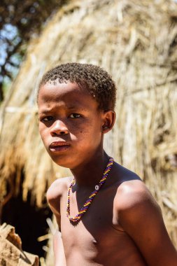 East Of Windhoek, Namibya - 3 Ocak 2016: Tanımlanamayan bushman küçük çocuk. Bushman halkı Güney Afrika'nın çeşitli yerli avcı-toplayıcı insanlarının üyeleridir.