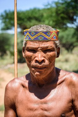 East Of Windhoek, Namibya - 3 Ocak 2016: Tanımlanamayan bushman adam portresi. Bushman halkı Güney Afrika'nın çeşitli yerli avcı-toplayıcı insanlarının üyeleridir.