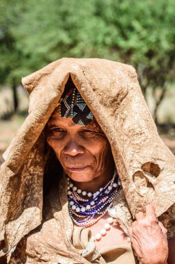East Of Windhoek, Namibya - 3 Ocak 2016: Tanımlanamayan bushman yaşlı kadın. Bushman halkı Güney Afrika'nın çeşitli yerli avcı-toplayıcı insanlarının üyeleridir.