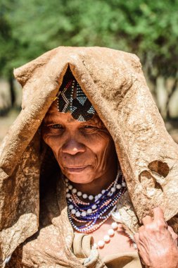 East Of Windhoek, Namibya - 3 Ocak 2016: Tanımlanamayan bushman yaşlı kadın. Bushman halkı Güney Afrika'nın çeşitli yerli avcı-toplayıcı insanlarının üyeleridir.