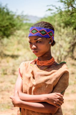 East Of Windhoek, Namibya - 3 Ocak 2016: Tanımlanamayan bushman kadın. Bushman halkı Güney Afrika'nın çeşitli yerli avcı-toplayıcı insanlarının üyeleridir.