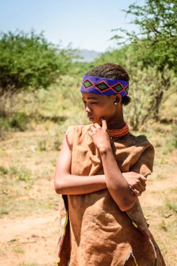 East Of Windhoek, Namibya - 3 Ocak 2016: Tanımlanamayan bushman kadın. Bushman halkı Güney Afrika'nın çeşitli yerli avcı-toplayıcı insanlarının üyeleridir.