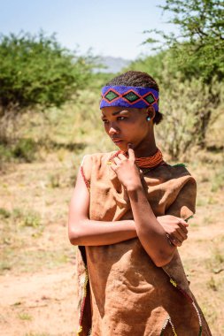 East Of Windhoek, Namibya - 3 Ocak 2016: Tanımlanamayan bushman kadın. Bushman halkı Güney Afrika'nın çeşitli yerli avcı-toplayıcı insanlarının üyeleridir.