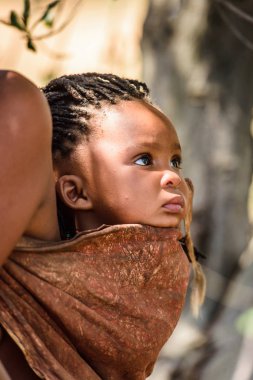 East Of Windhoek, Namibya - 3 Ocak 2016: Tanımlanamayan bushman küçük çocuk. Bushman halkı Güney Afrika'nın çeşitli yerli avcı-toplayıcı insanlarının üyeleridir.