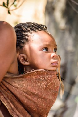 East Of Windhoek, Namibya - 3 Ocak 2016: Tanımlanamayan bushmen bebek. Bushmen insanlar Güney Afrika'nın çeşitli yerli avcı-toplayıcı insanların üyesidir