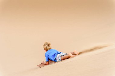 Sossusvlei, Namibya - 6 Ocak 2016: Namib-Naukluft Milli Parkı, Namibya'da tanımlanamayan kız. Milli park, En eski çöl olan Namib Çölü'nün bir parçasıdır.