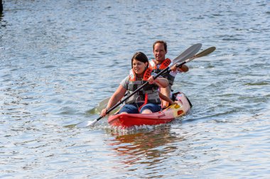 Swakopmund, Namibya - 5 Ocak 2016: Kimliği belirsiz turist, Swakopmund'un Atlantik kıyısındaki teknede yüzer. 1892 yılında Alman Güney-Batı Afrikası'nın ana limanı olarak bulunmuştur.
