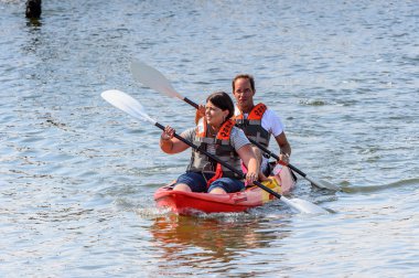 Swakopmund, Namibya - 5 Ocak 2016: Kimliği belirsiz turist, Swakopmund'un Atlantik kıyısındaki teknede yüzer. 1892 yılında Alman Güney-Batı Afrikası'nın ana limanı olarak bulunmuştur.