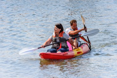 Swakopmund, Namibya - 5 Ocak 2016: Kimliği belirsiz turist, Swakopmund'un Atlantik kıyısındaki teknede yüzer. 1892 yılında Alman Güney-Batı Afrikası'nın ana limanı olarak bulunmuştur.