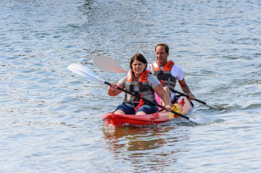 Swakopmund, Namibya - 5 Ocak 2016: Kimliği belirsiz turist, Swakopmund'un Atlantik kıyısındaki teknede yüzer. 1892 yılında Alman Güney-Batı Afrikası'nın ana limanı olarak bulunmuştur.