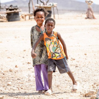 Windhoek, Namibya - 3 Ocak 2016: Namibya'da tanımlanamayan Ovambo çocukları. Ovambo en popüler etnik gruptur