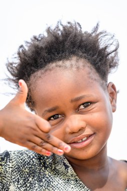 Windhoek, Namibya - 3 Ocak 2016: Namibya'da tanımlanamayan Ovambo gülümseyen kız. Ovambo en popüler etnik gruptur