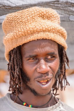 Windhoek, Namibya - 3 Ocak 2016: Namibya'da şapkalı tanımlanamayan Ovambo adam. Ovambo en popüler etnik gruptur