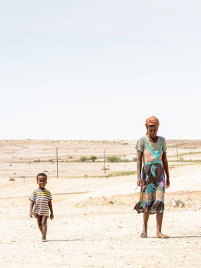 Swakopmund, Namibya - 5 Ocak 2016: Namibya'da tanımlanamayan Ovambo küçük çocuk ve annesi. Ovambo en popüler etnik gruptur