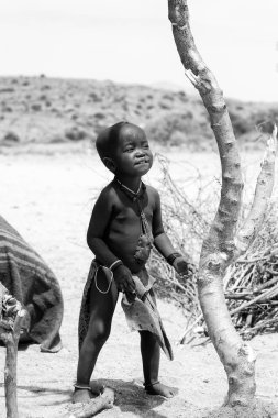 Kamanjab, Namibya - 07 Eylül 2015: Himba kabilesinden tanımlanamayan küçük çocuk portresi. Himba kuzey Namibya ve Angola yaşayan yerli halk