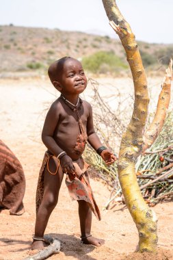 Kamanjab, Namibya - 07 Eylül 2015: Himba kabilesinden kimliği belirsiz küçük çocuk. Himba kuzey Namibya ve Angola yaşayan yerli halk