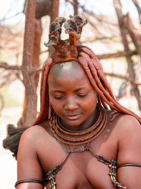 Kamanjab, Namibya - 07 Eylül 2015: Himba kabilesinden kimliği belirsiz kadın. Himba kuzey Namibya ve Angola yaşayan yerli halk