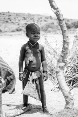 Kamanjab, Namibya - 07 Eylül 2015: Himba kabilesinden kimliği belirsiz küçük çocuk. Himba kuzey Namibya ve Angola yaşayan yerli halk