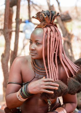 Kamanjab, Namibya - 07 Eylül 2015: Himba kabilesinden kimliği belirsiz kadın. Himba kuzey Namibya ve Angola yaşayan yerli halk