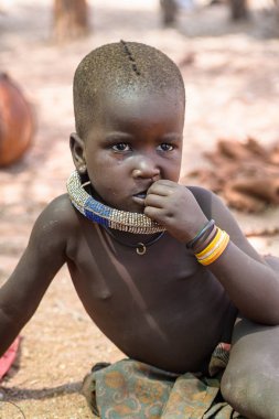 Kamanjab, Namibya - 07 Eylül 2015: Himba kabilesinden kimliği belirsiz küçük çocuk. Himba kuzey Namibya ve Angola yaşayan yerli halk