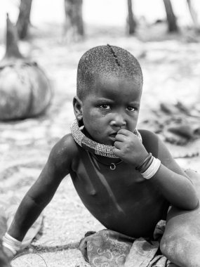 Kamanjab, Namibya - 07 Eylül 2015: Himba kabilesinden kimliği belirsiz küçük çocuk. Himba kuzey Namibya ve Angola yaşayan yerli halk