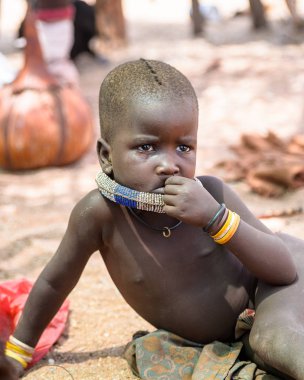 Kamanjab, Namibya - 07 Eylül 2015: Himba kabilesinden kimliği belirsiz küçük çocuk. Himba kuzey Namibya ve Angola yaşayan yerli halk