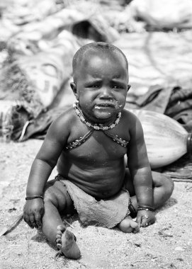 Kamanjab, Namibya - 07 Eylül 2015: Himba kabilesinden kimliği belirsiz küçük çocuk. Himba kuzey Namibya ve Angola yaşayan yerli halk
