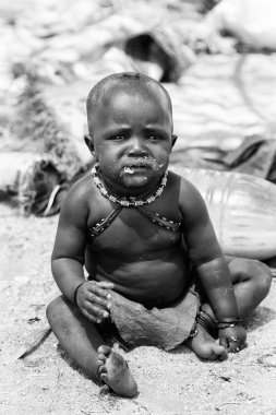 Kamanjab, Namibya - 07 Eylül 2015: Himba kabilesinden kimliği belirsiz küçük çocuk. Himba kuzey Namibya ve Angola yaşayan yerli halk