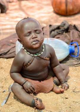 Kamanjab, Namibya - 07 Eylül 2015: Himba kabilesinden kimliği belirsiz küçük çocuk. Himba kuzey Namibya ve Angola yaşayan yerli halk