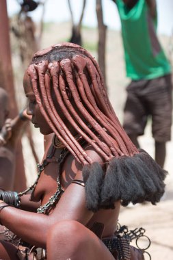 Kamanjab, Namibya - 07 Eylül 2015: Himba kabilesinden kimliği belirsiz kadın. Himba kuzey Namibya ve Angola yaşayan yerli halk