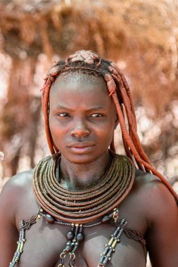 Kamanjab, Namibya - 07 Eylül 2015: Himba kabilesinden kimliği belirsiz kadın. Himba kuzey Namibya ve Angola yaşayan yerli halk