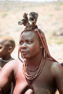 Kamanjab, Namibya - 07 Eylül 2015: Himba kabilesinden kimliği belirsiz kadın. Himba kuzey Namibya ve Angola yaşayan yerli halk